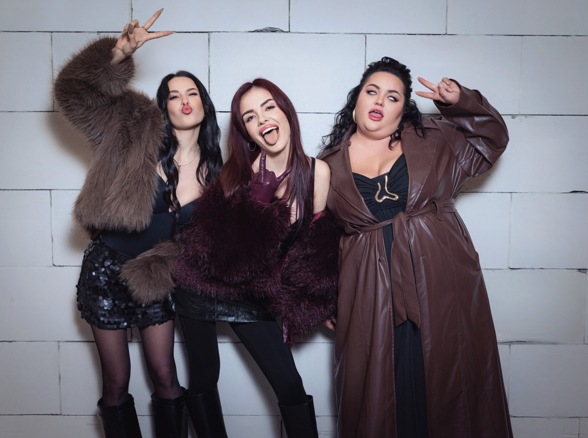 MamaRika з комікесою та блогеркою влаштувала ефектні розваги в кліпі