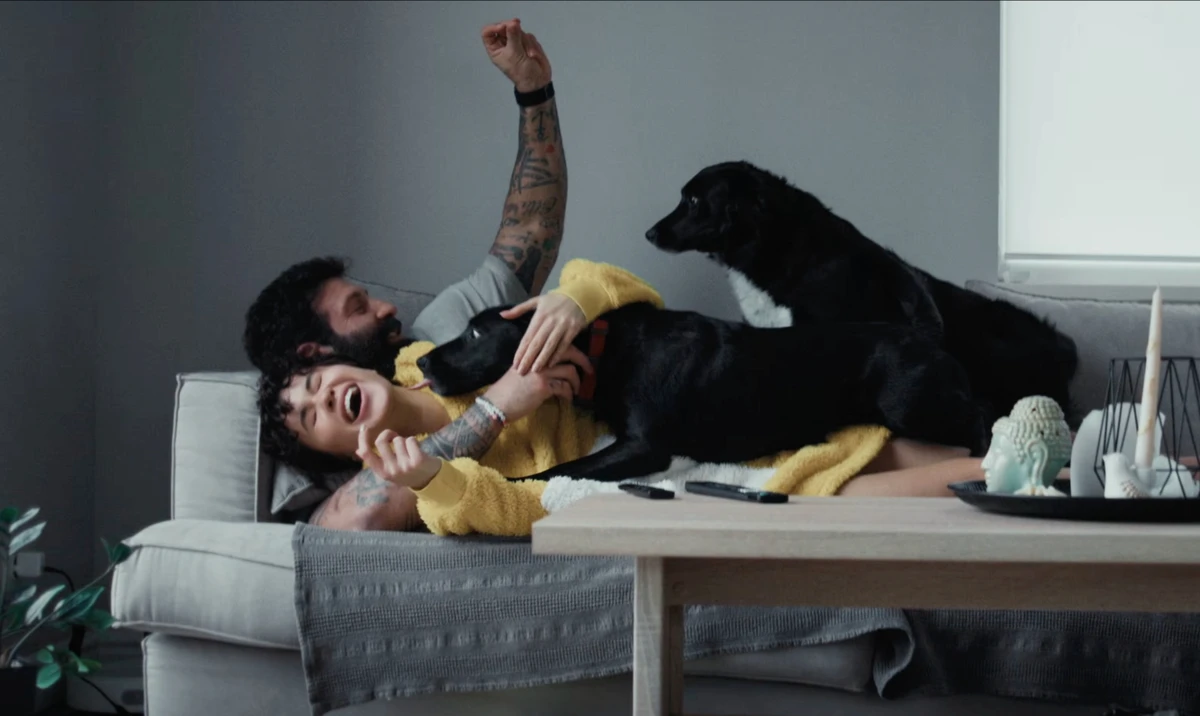 Lida Lee і Даніель Салем на дивані побавилися зі своїми песиками