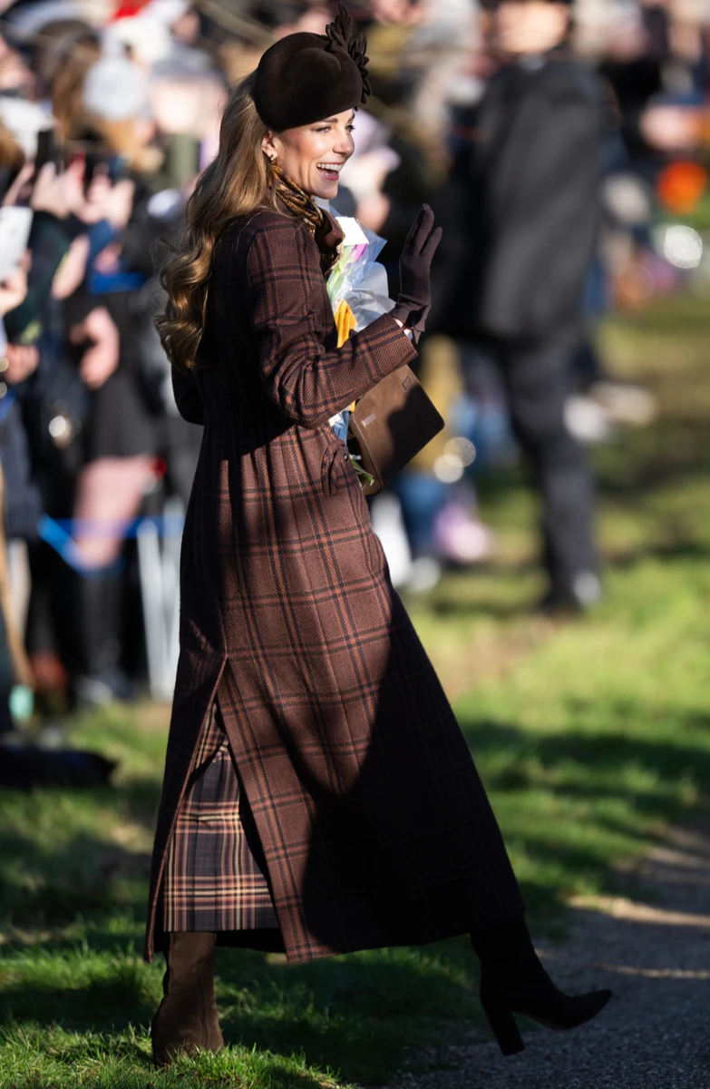 Кейт Міддлтон в шоколадному пальті показалася на святковій службі