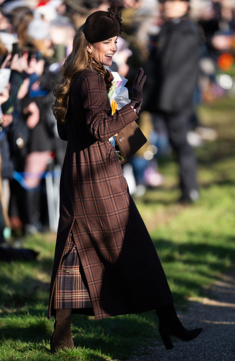 Кейт Міддлтон в шоколадному пальті показалася на святковій службі