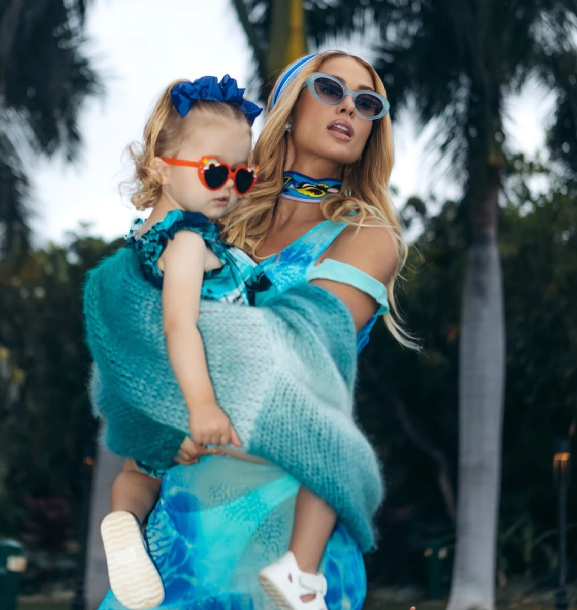 Періс Хілтон з доцею на руках наробила ефектних фото на пляжі