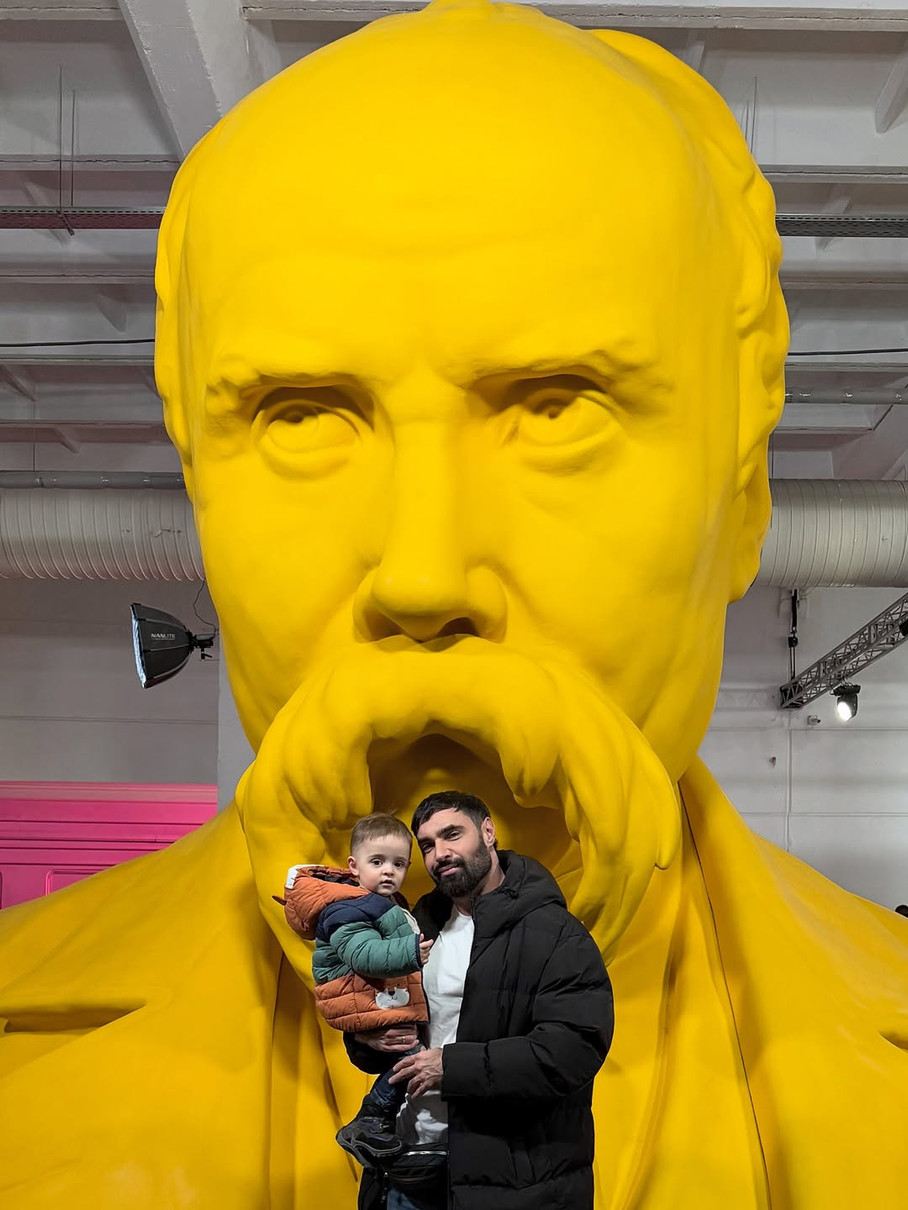 Віталій Козловський з дружиною і сином сходив на виставку