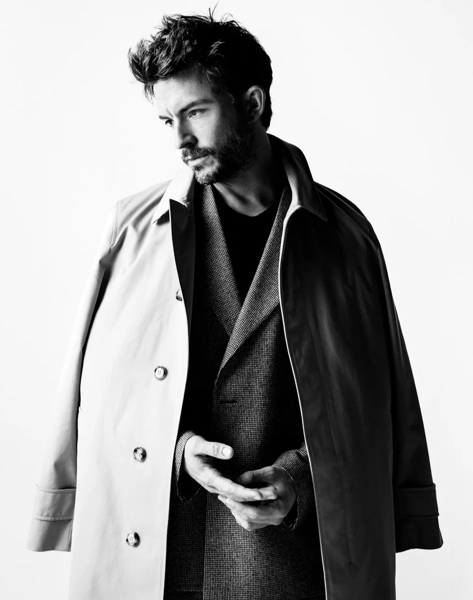 Джонатан Бейлі млосно попозував у тренчі для реклами Burberry