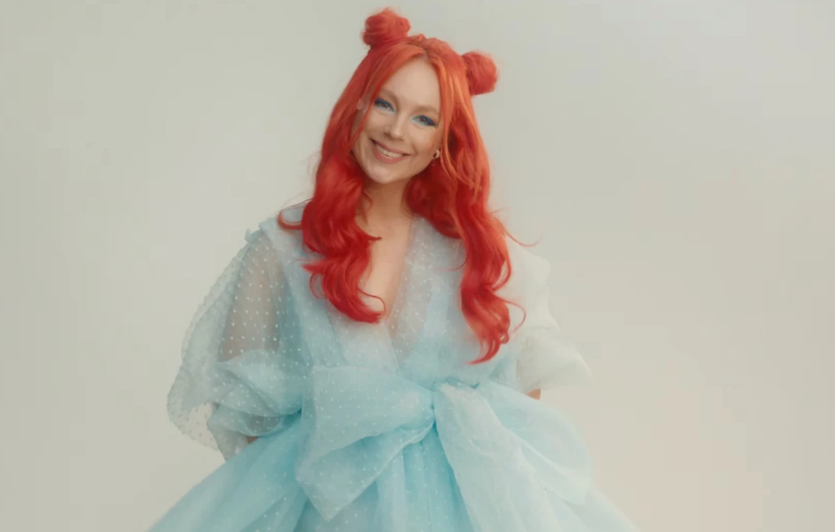 Світлана Тарабарова у блакитному міні поспівала у новому кліпі