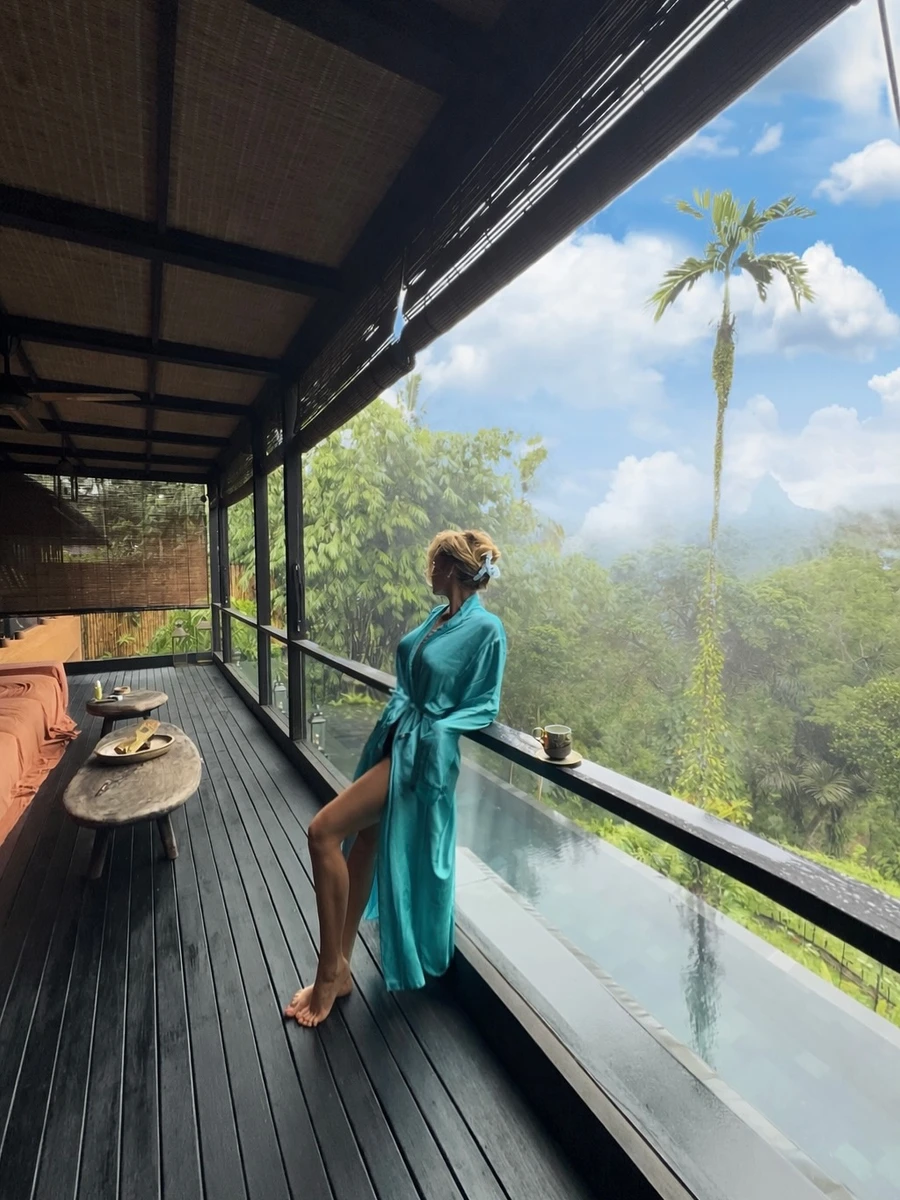 Міша Романова наробила нових фото на відпочинку