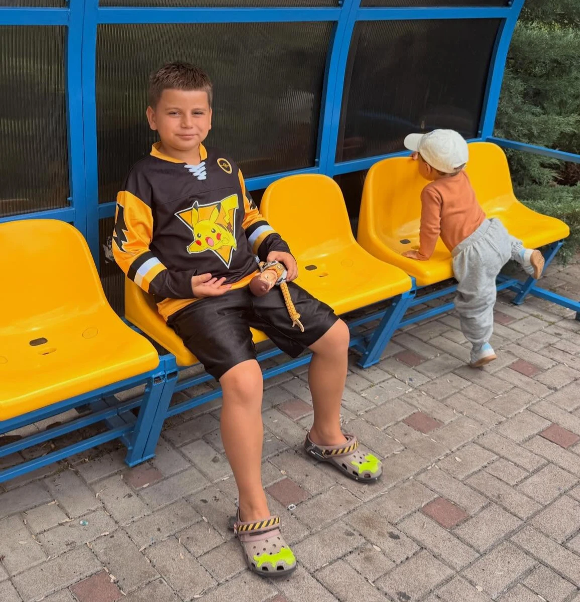 Дружина Монатіка замилувала фото двох синів на прогулянці
