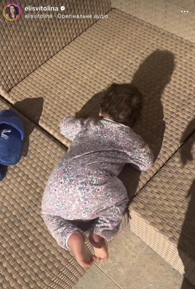 Доньці Світоліної і Монфіса незабаром виповниться рік, і вона вже сама може влізти на диван 