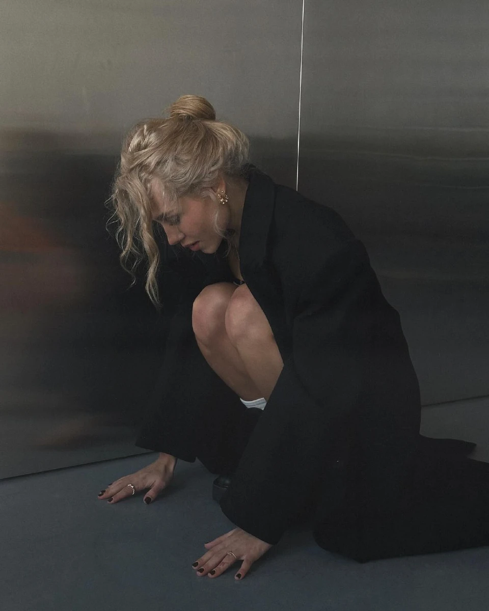 Даша органічно виглядає як у пальті, так і в колготках на підборах