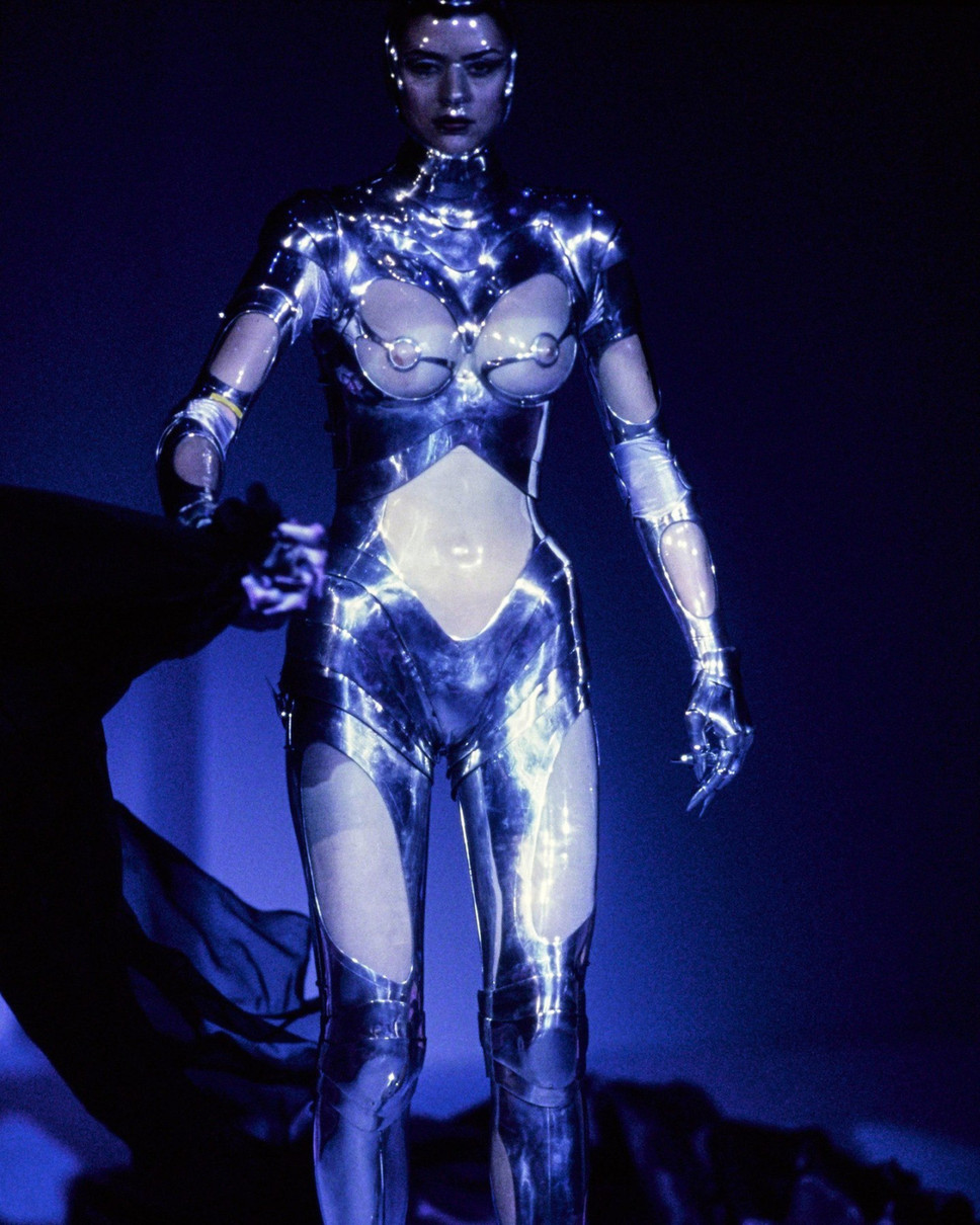 Це світлина з показу Mugler у 1995-му. Тоді костюм спричинив фурор і на довгий час став візитівкою бренду