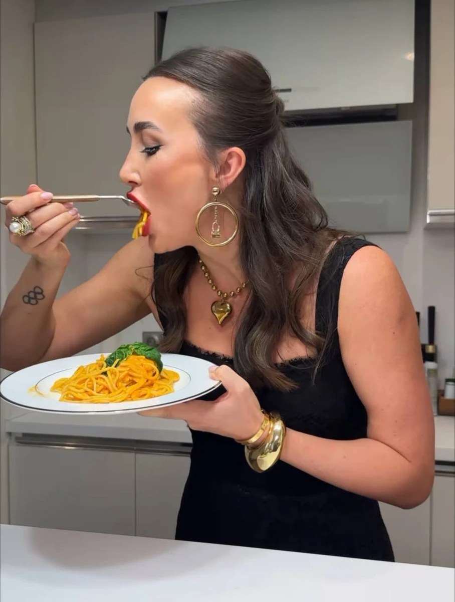 Відварену пасту додаємо у соус, натираємо пармезан, прикрашаємо базиліком і пристрасно смакуємо (як Ганна на фото)