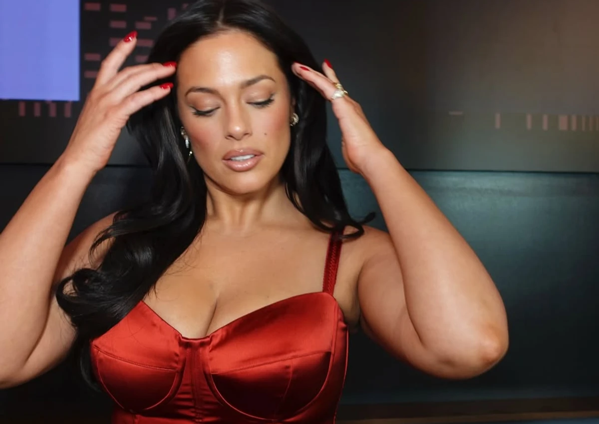 Ешлі Грем попозувала для фото