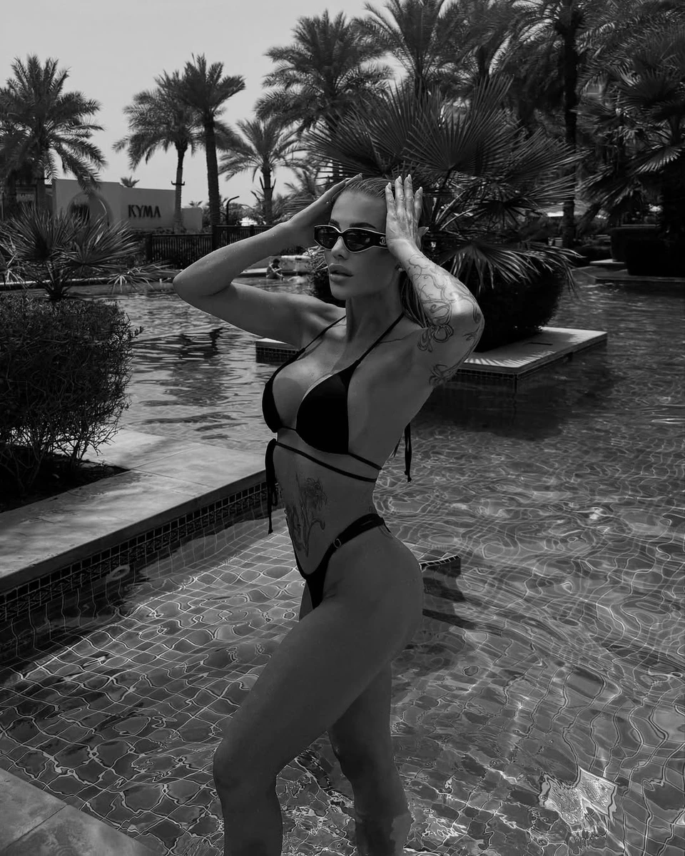 Валерія Крук у бікіні повигиналася в Дубаї