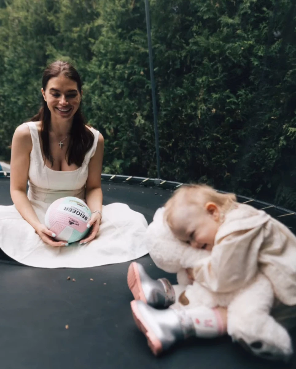 Дружина Усика у сукні посиділа з дочкою в батуті з іграшками