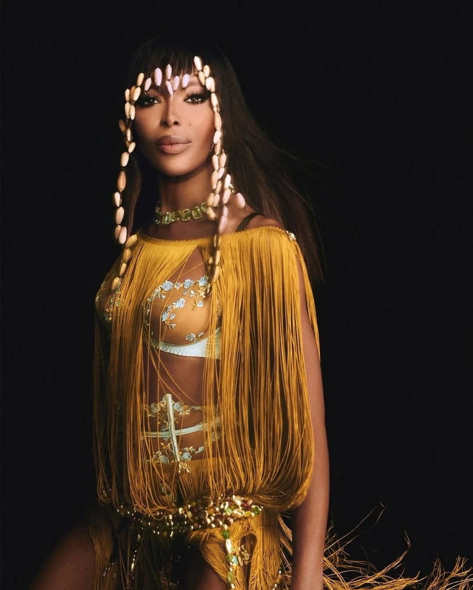 Наомі Кемпбелл посиділа у білизні прикрилася бахромою