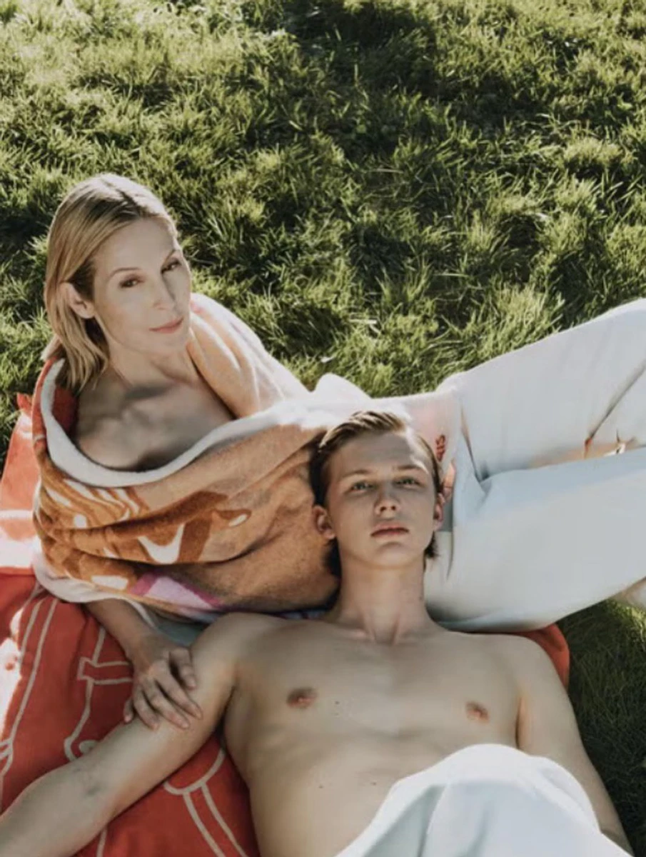 Келлі Разерфорд посиділа на траві поруч із сином з голим торсом