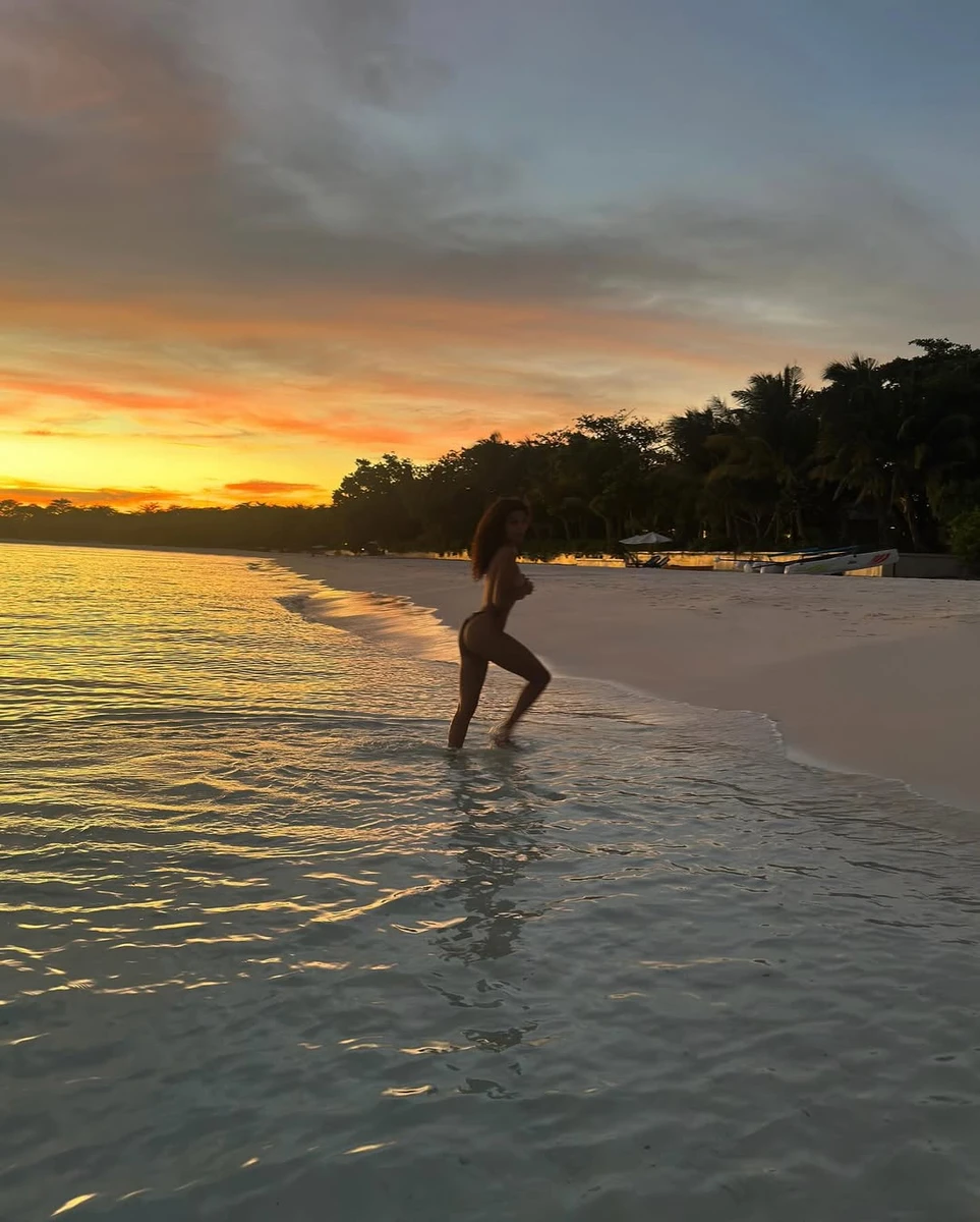 Тіна Кунакі на пляжі засвітила свої пружні сідниці