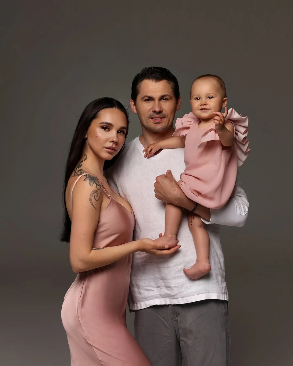 Татарінцева в шовку притулилася до Кота з дочкою на руках для фото