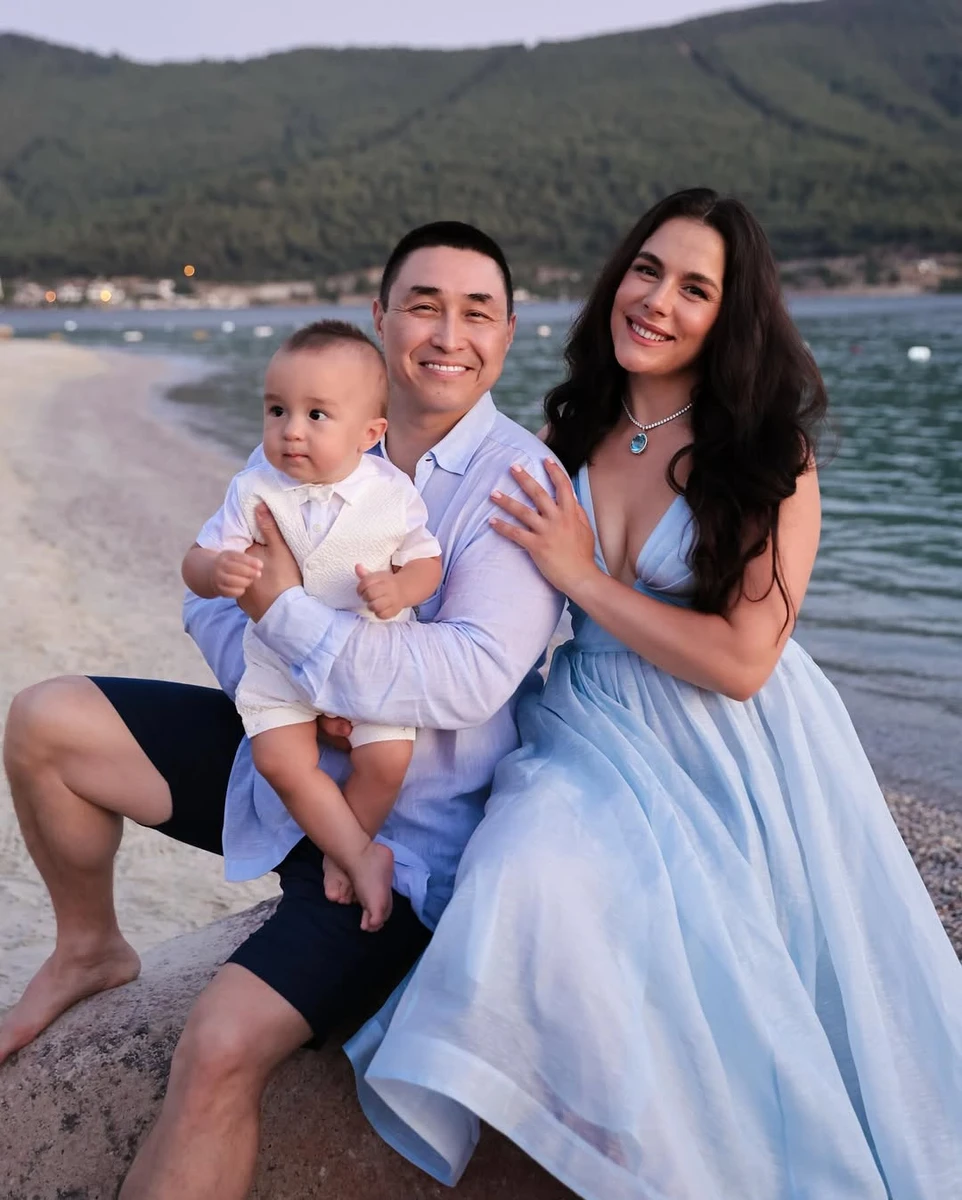 Іванна Онуфрійчук з родиною на фото