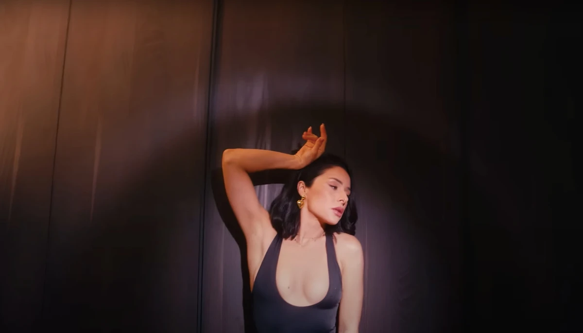 Злата Огнєвіч посвітила бюстом в обтислому образі для кліпу