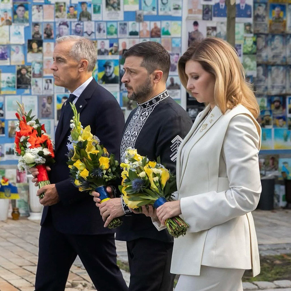 Зеленська з Зеленським біля стіни памʼяті