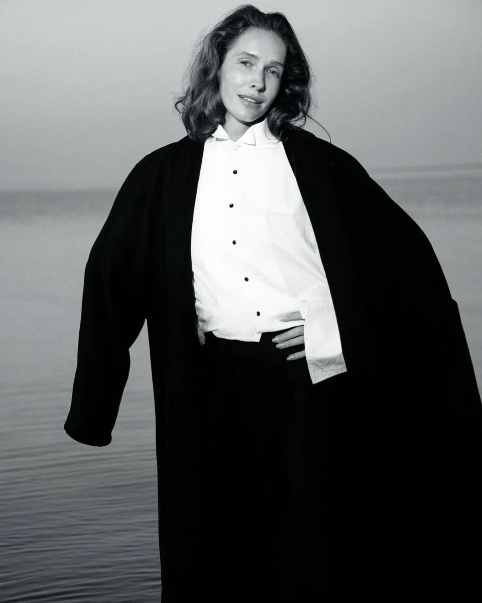 Катерина Осадча у сорочці та пальто знялася біля води