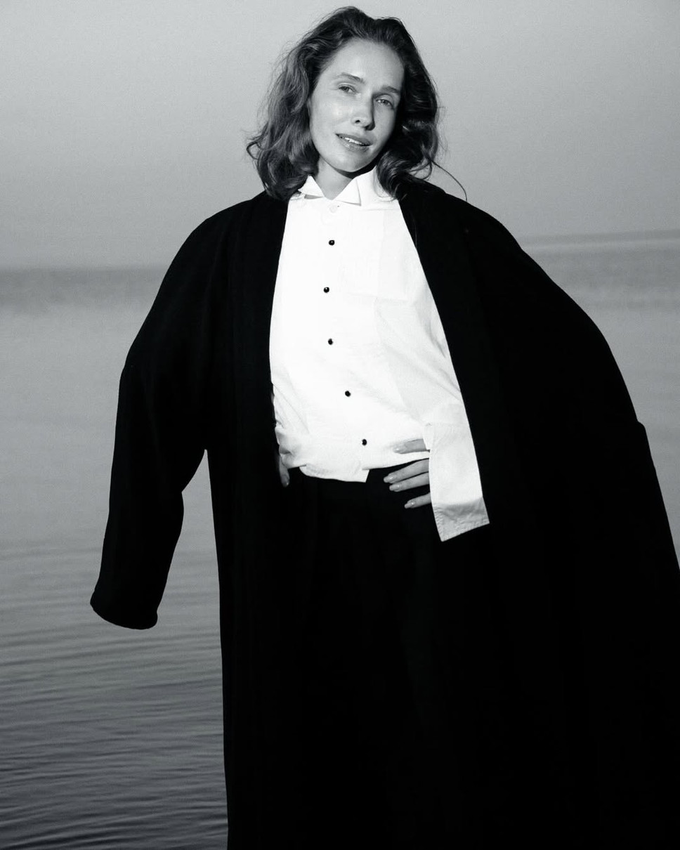 Катерина Осадча у сорочці та пальто знялася біля води