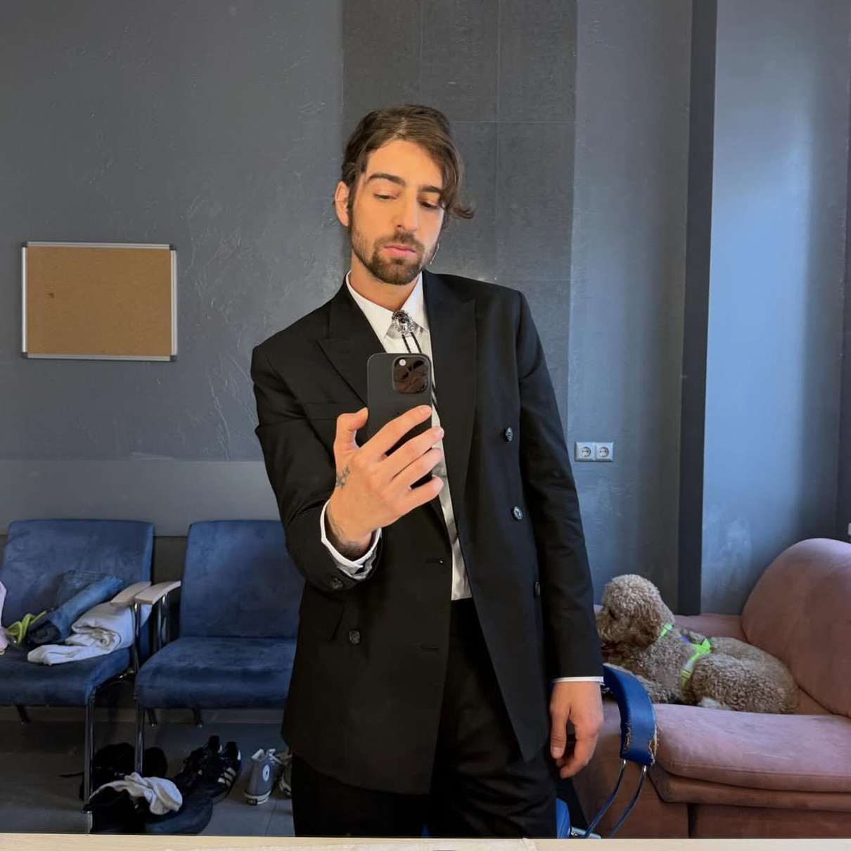 Володимир Дантес в ошатному костюмі наробив селфі перед дзеркалом