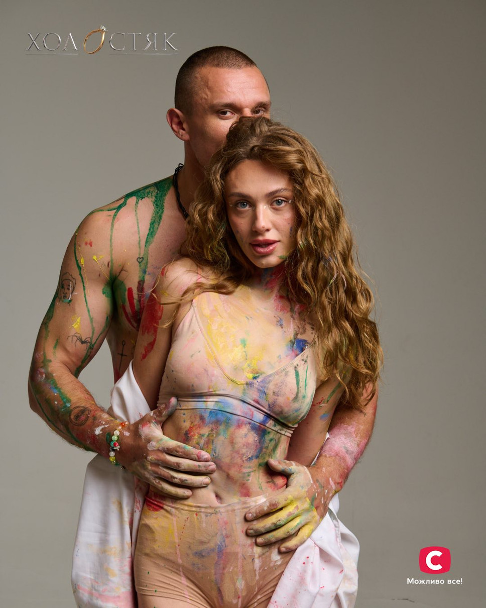 Тарас Цимбалюк весь у фарбі спокусливо обійняв учасницю Холостяка