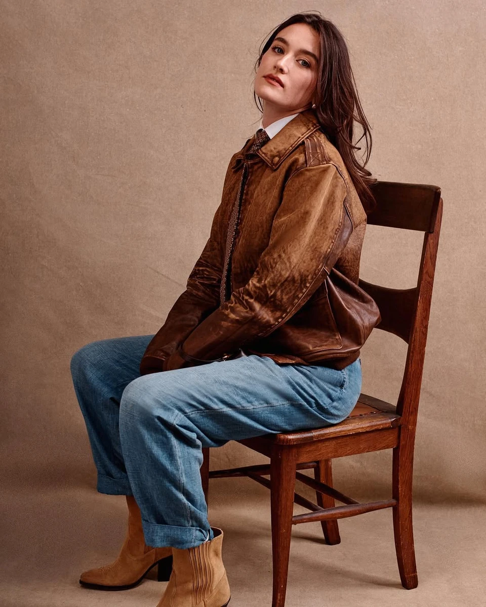 Сара Піджон позує на стільці