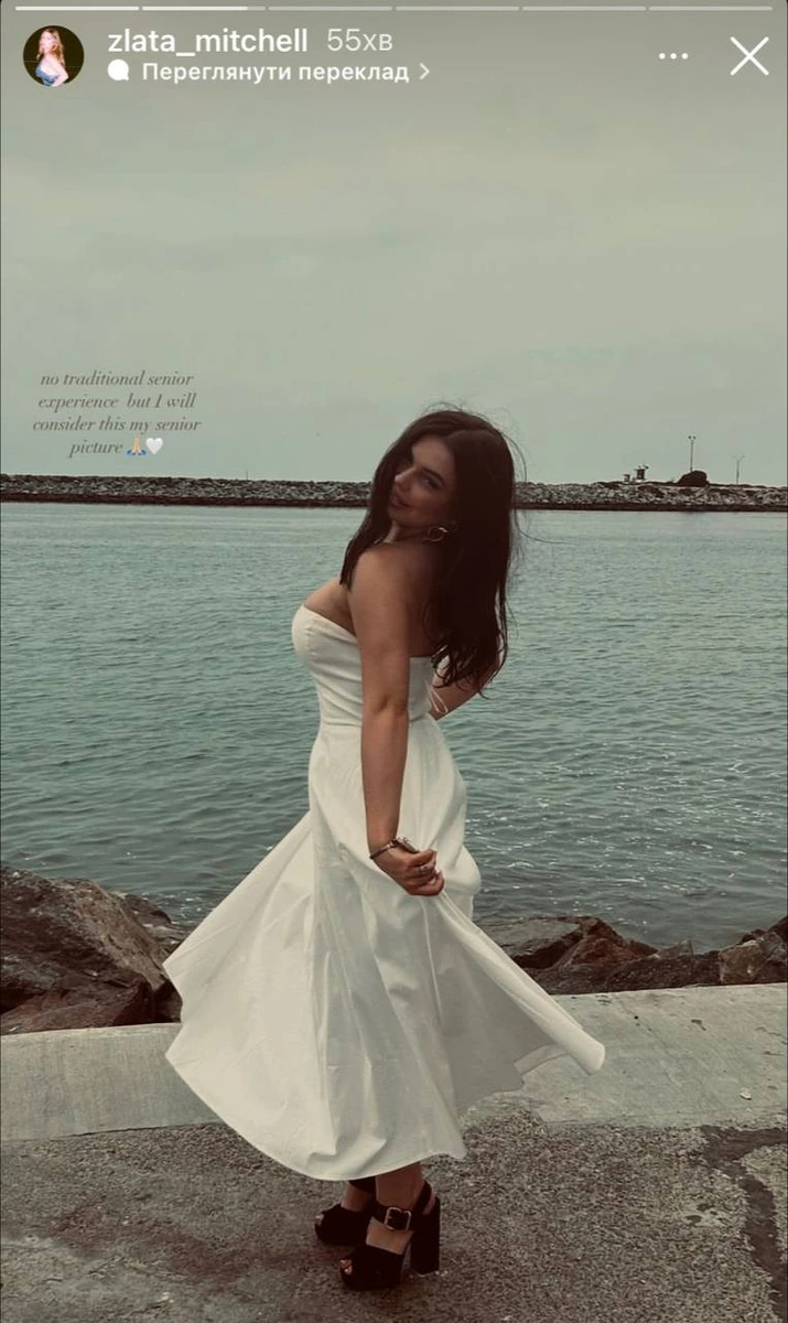 Злата Мітчелл у білій сукні