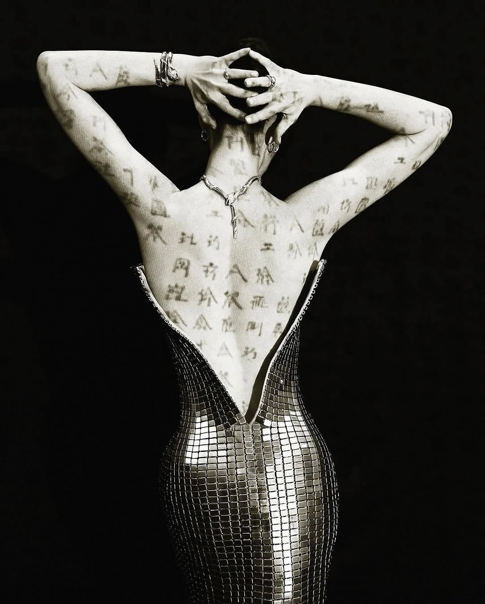 Енн Хетевей знялась у фотосесії з ієрогліфами