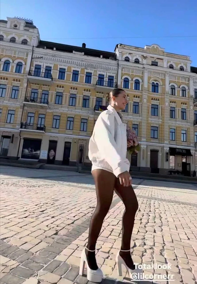 Анна Неплях у шортах міні посвітила ногами на вулицях Києва