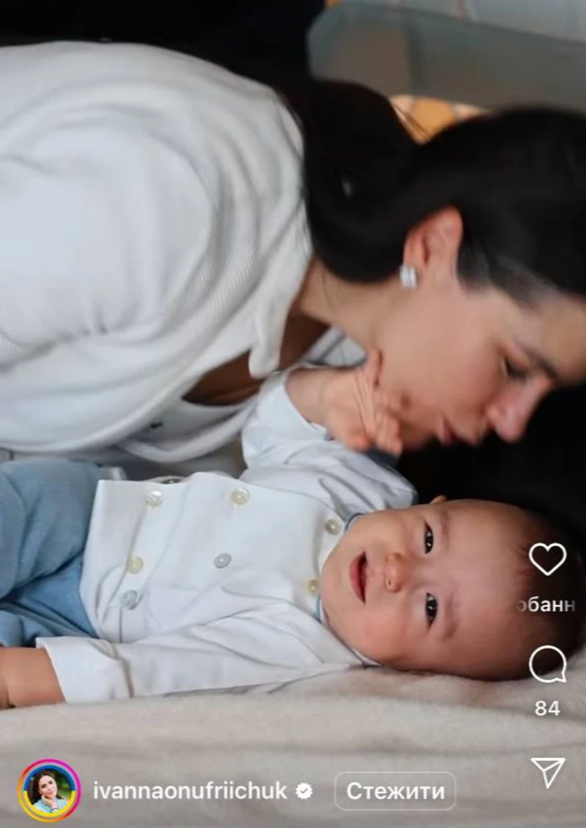 Іванна Онуфрійчук цілує сина