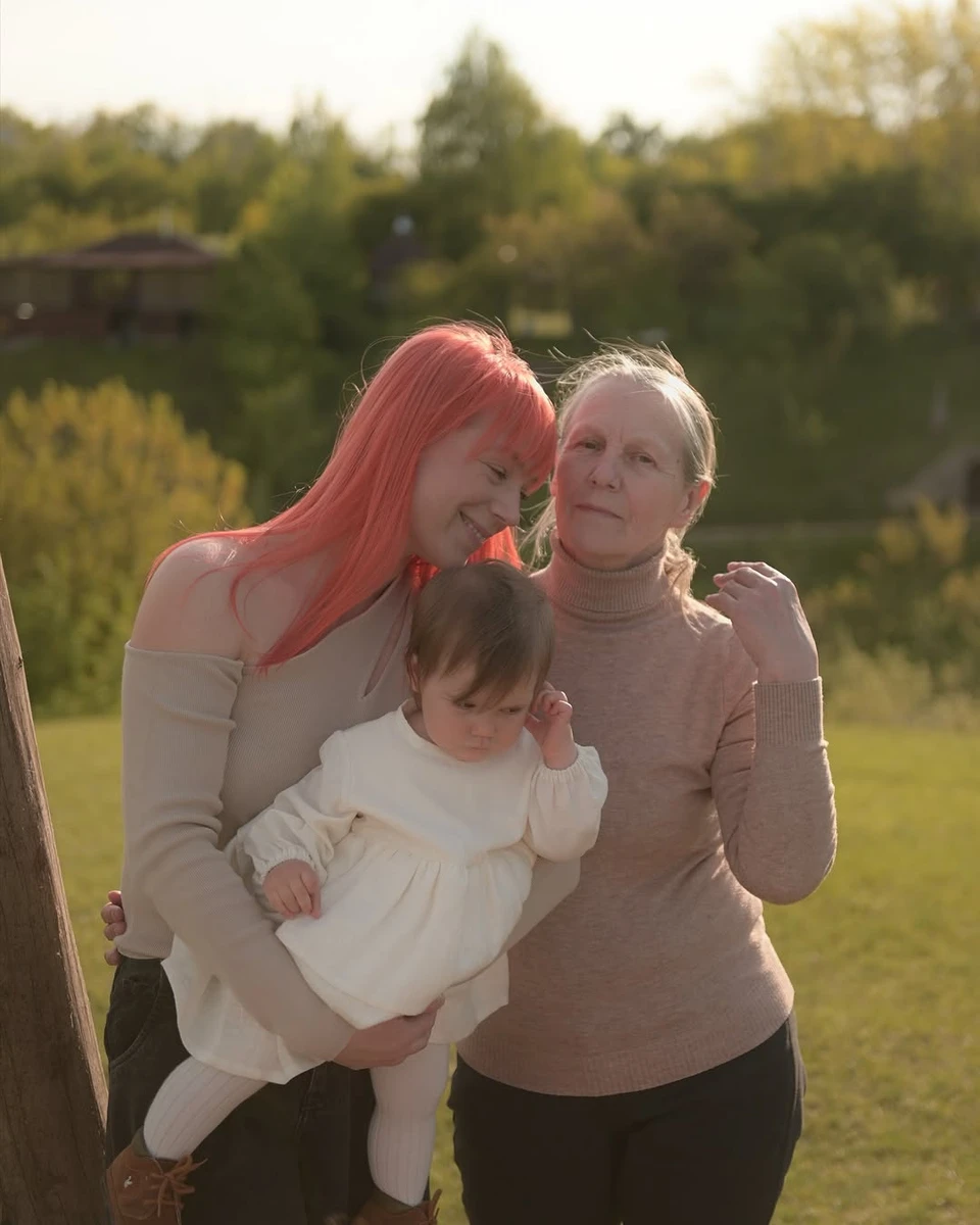 Тарабарова попозувала з мамою і молодшою дочкою на траві