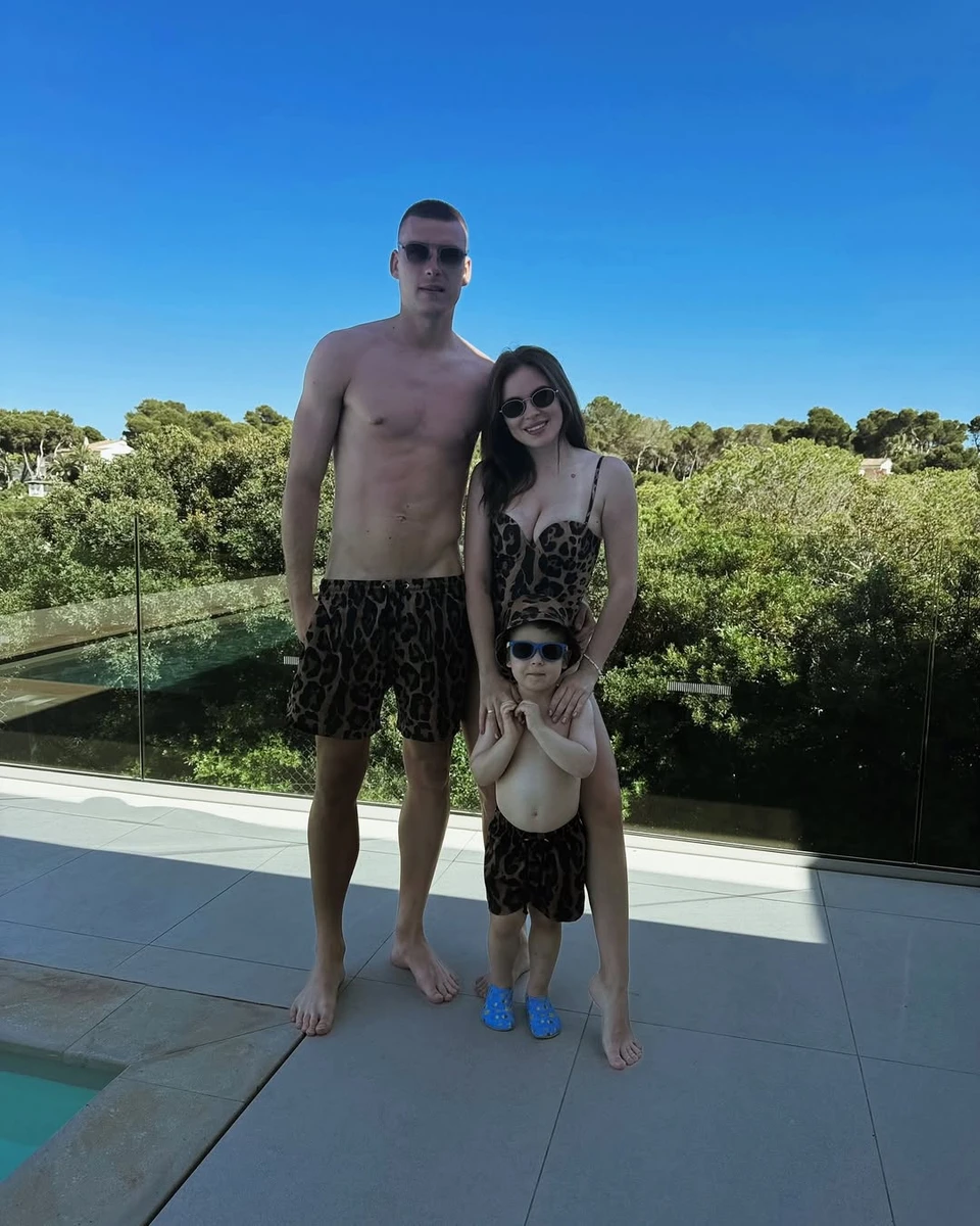 Андрій Лунін з дружиною і сином попозував у купальнику