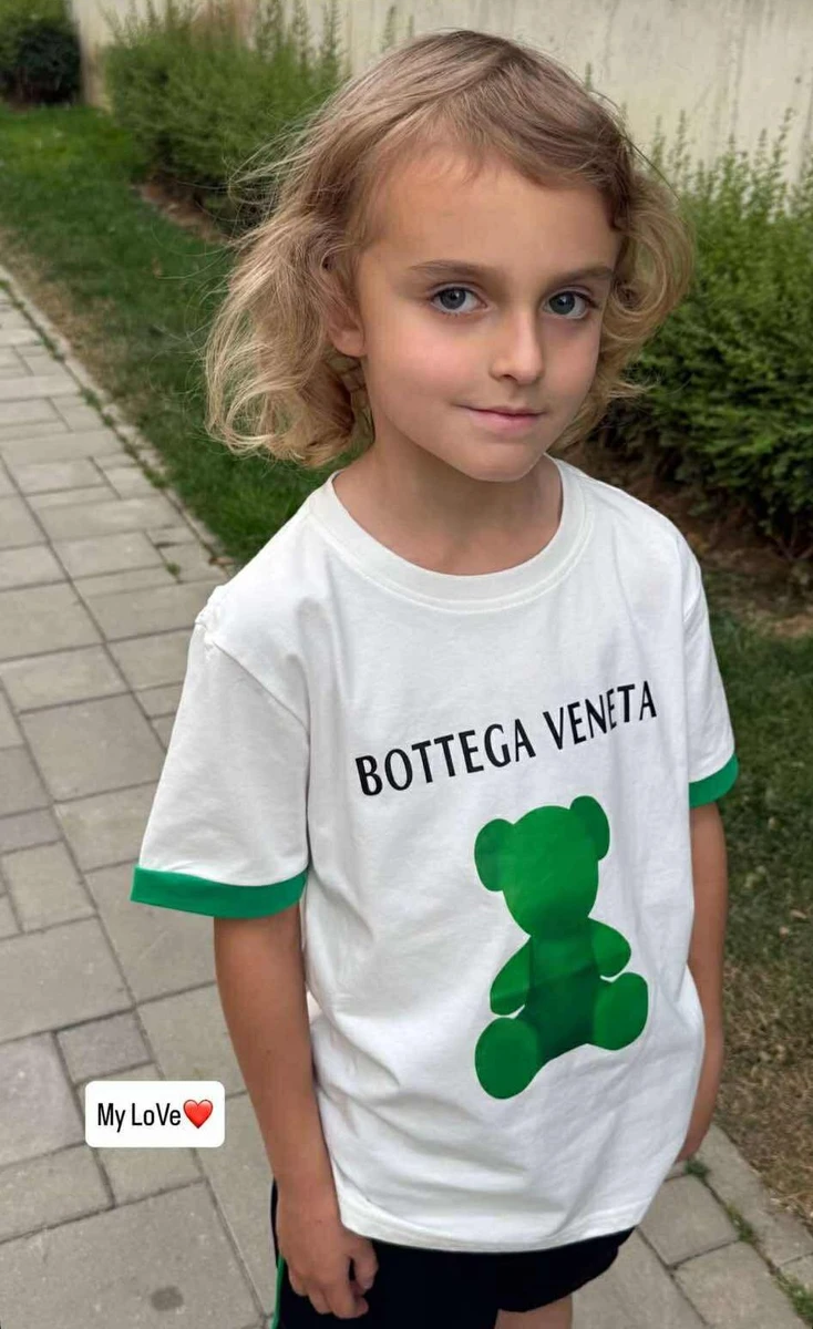 Хлопчик дуже схожий на свою маму 