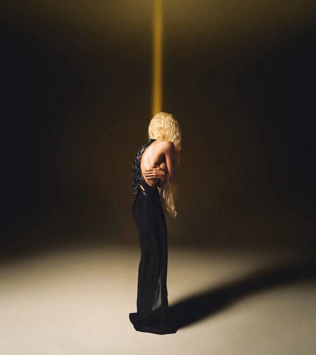 Квіткова оголила спину і засвітила бюст