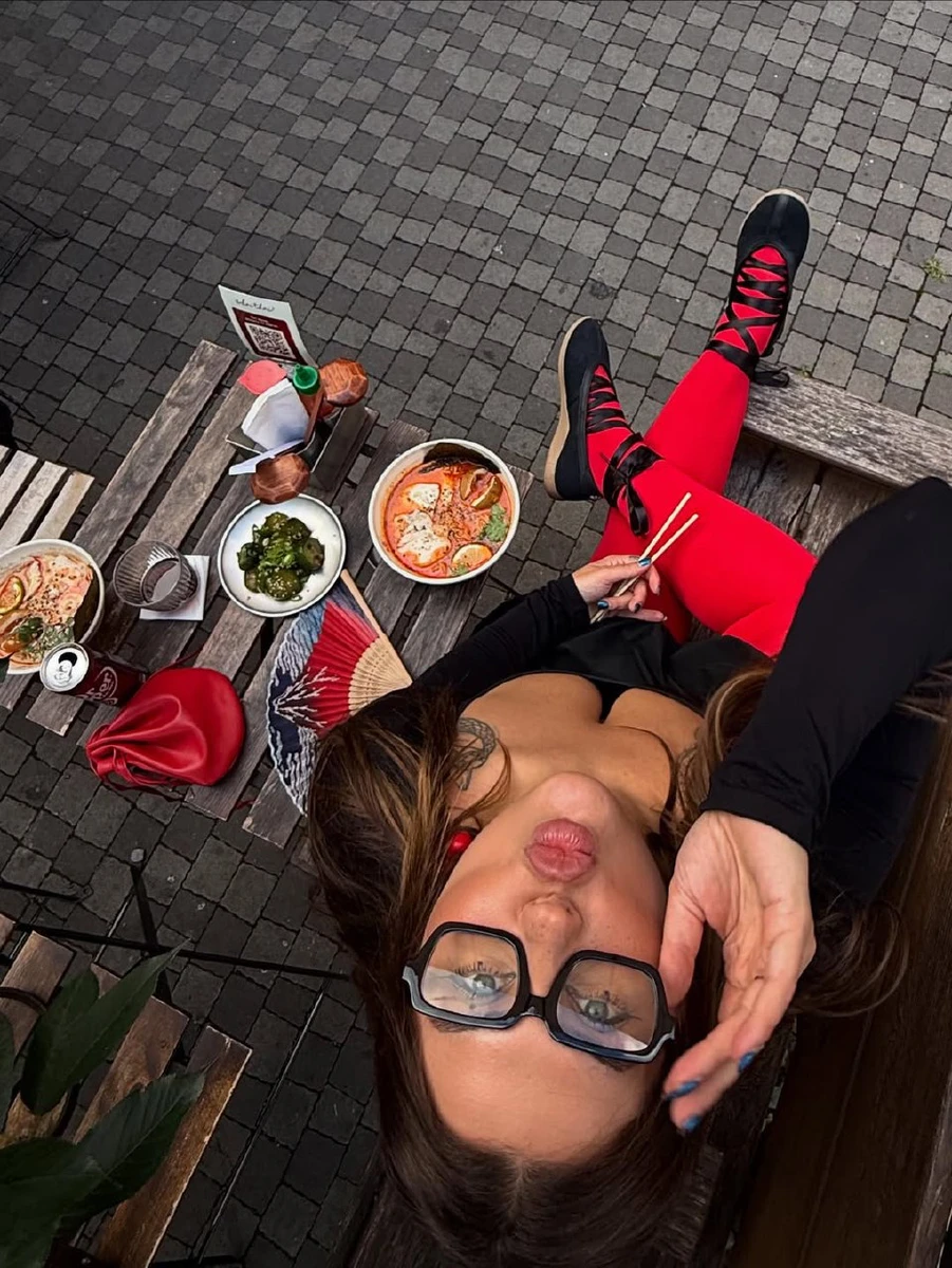 До речі, яскравий лук для побачення у ресторані