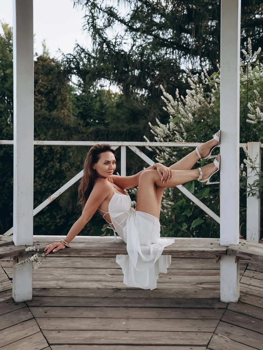 Анна Саліванчук у декольтованій сукні позакидала стрункі ноги для фото