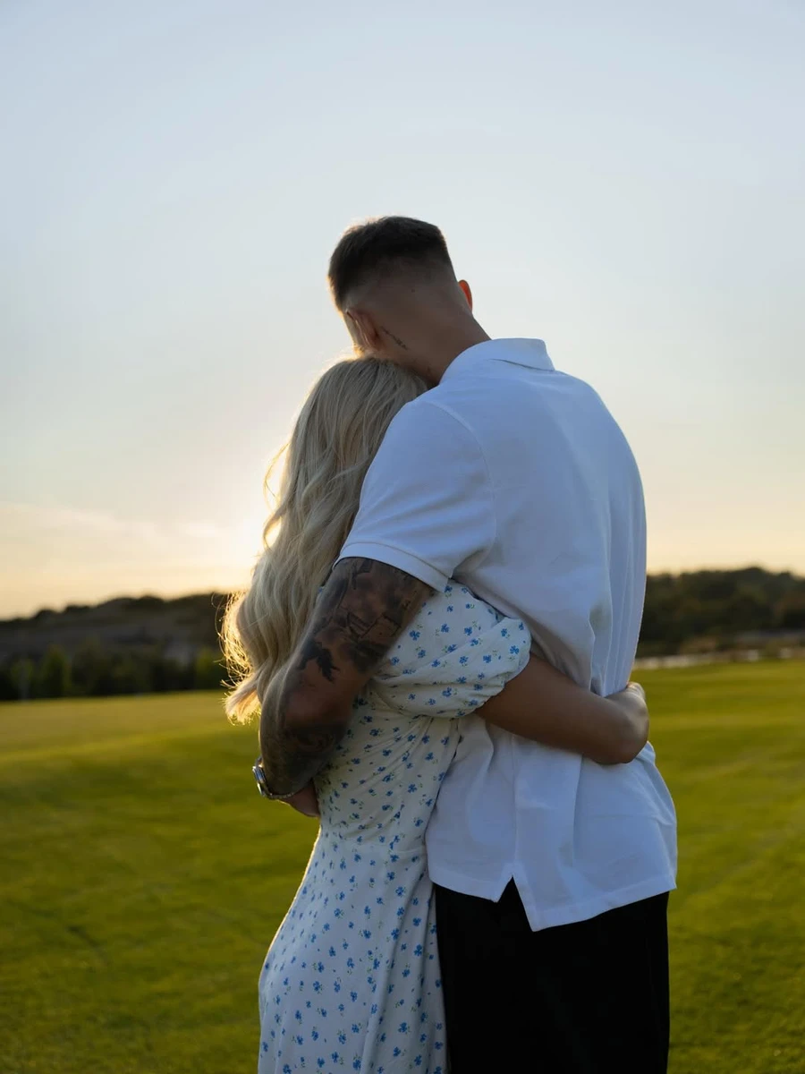 Даша Квіткова і Володимир Бражко пообіймалися на заході сонця