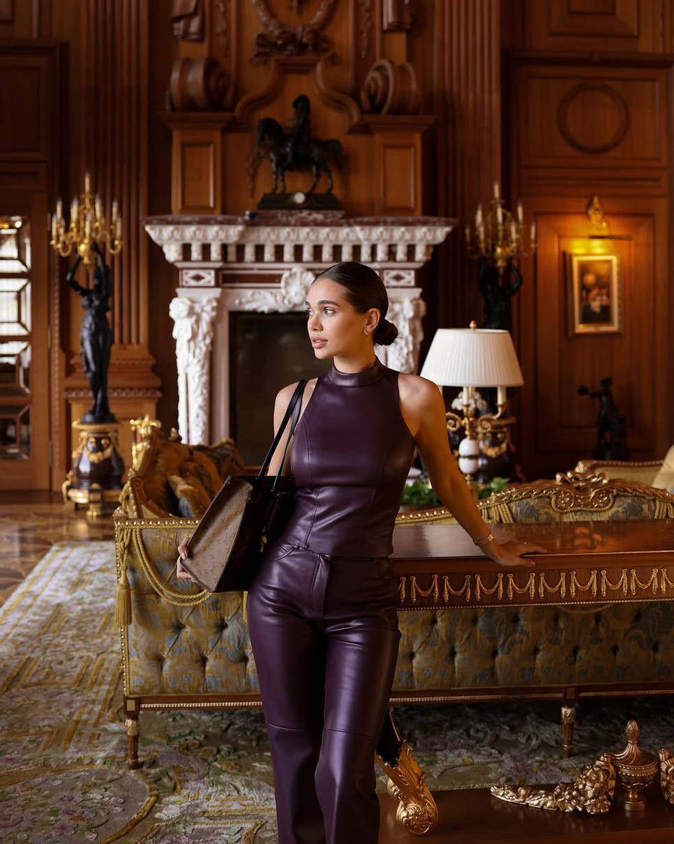 Саша Бо у шкіряному луці