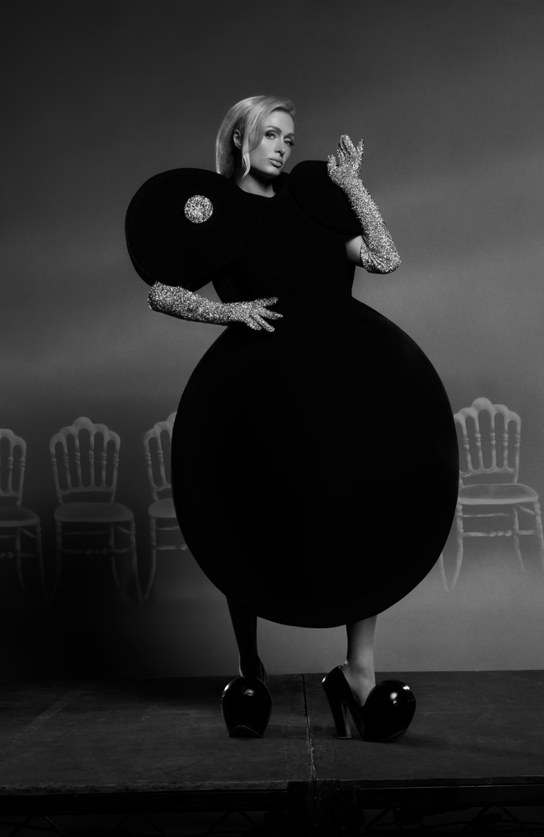 Періс Хілтон у незвичній сукні наробила глянцевих фото