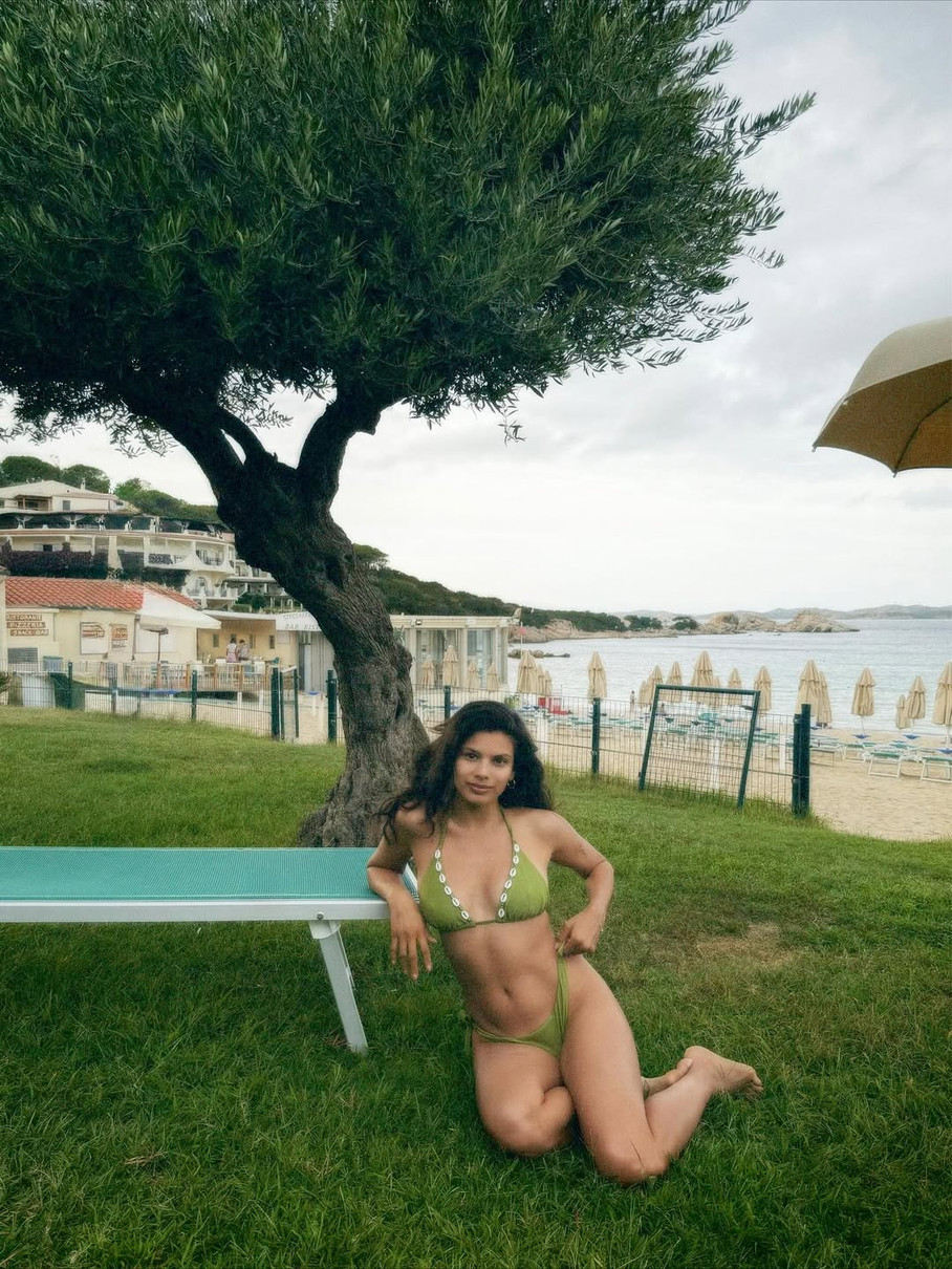 Мішель Андраде у купальнику зазнімкувала струнке тіло на траві