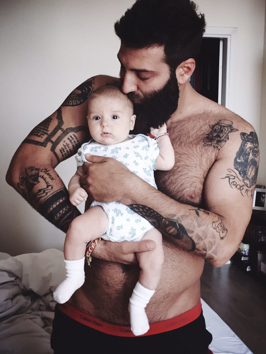 Даніель Салем з дочкою на руках попозував для милого фото