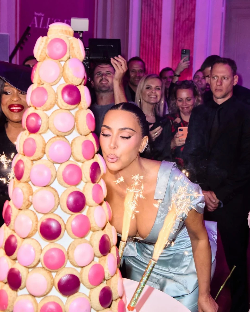 Кім Кардашян у вінтажній сукні задула свічки на своє 45-річчя у Парижі