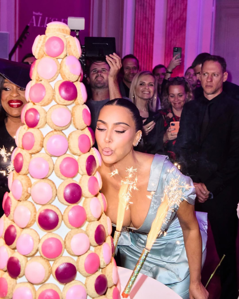 Кім Кардашян у вінтажній сукні задула свічки на своє 45-річчя у Парижі