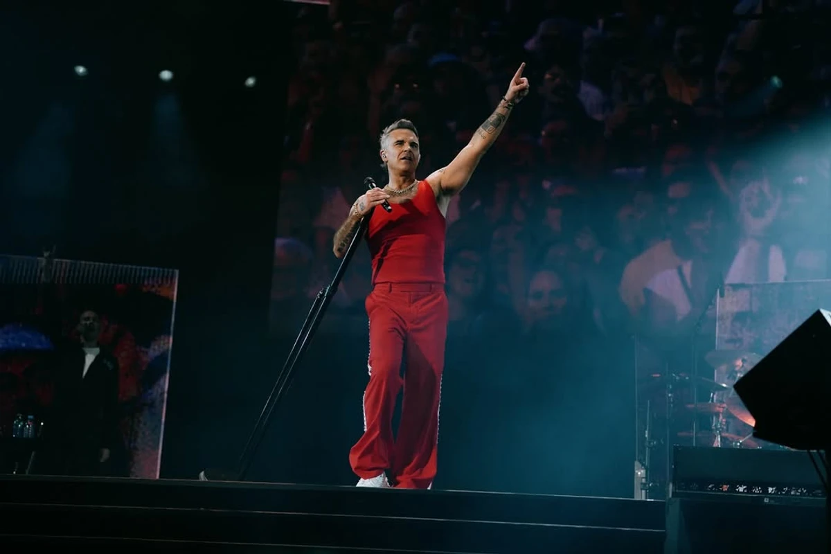 Роббі Вільямс на сцені під час свого виступу