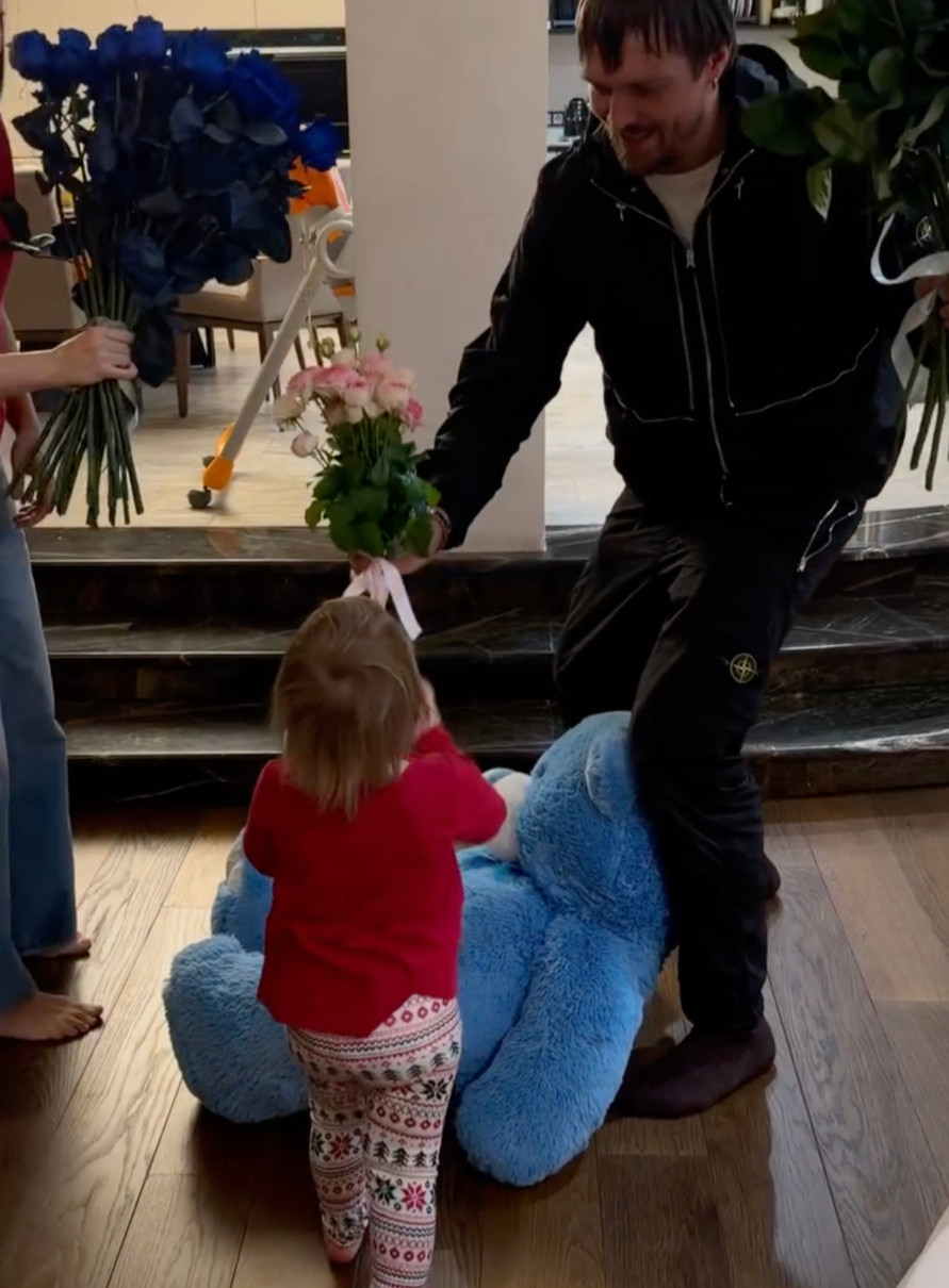 Олександр Усик подарував квіти молодшій дочці