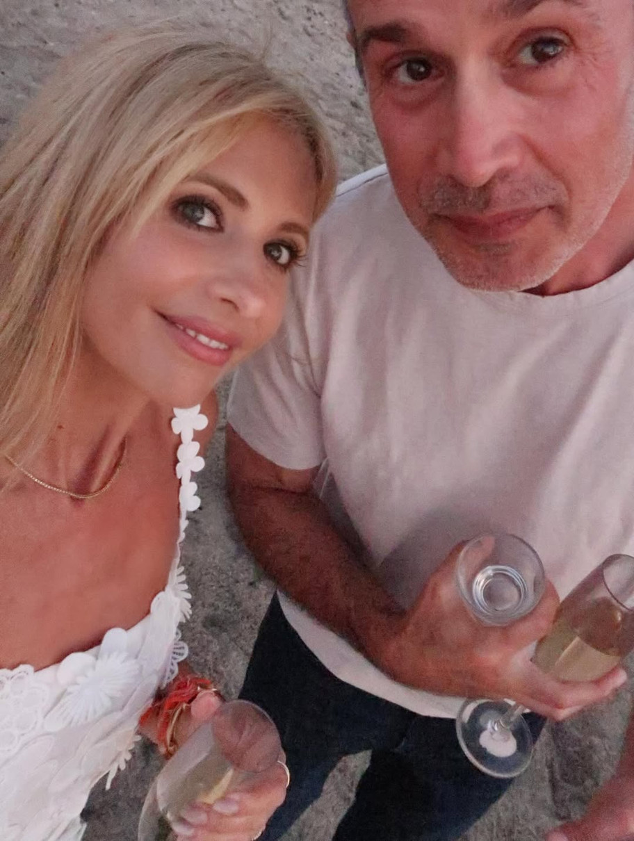 Баффі Сара Мішель Геллар з чоловіком показалися на пляжі з келихами