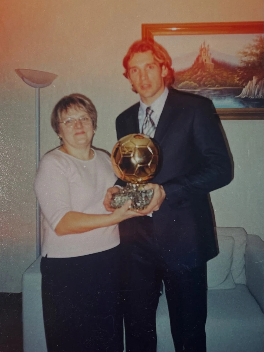 Шевченко з мамою і золотим м'ячем